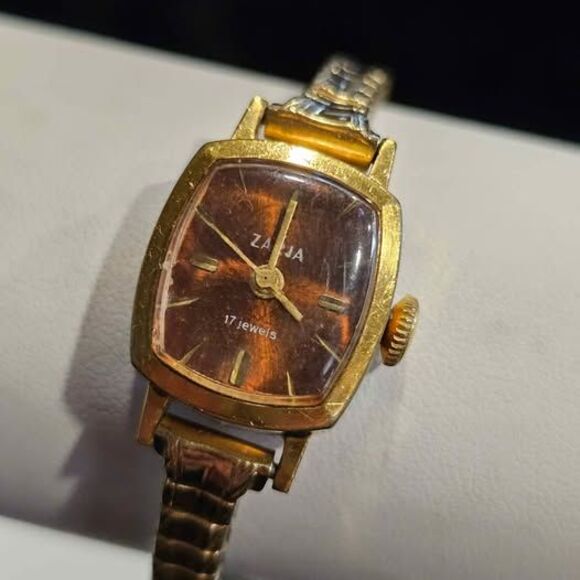 Vintage Russian Zarja ladies 17 jewel watch. Running!